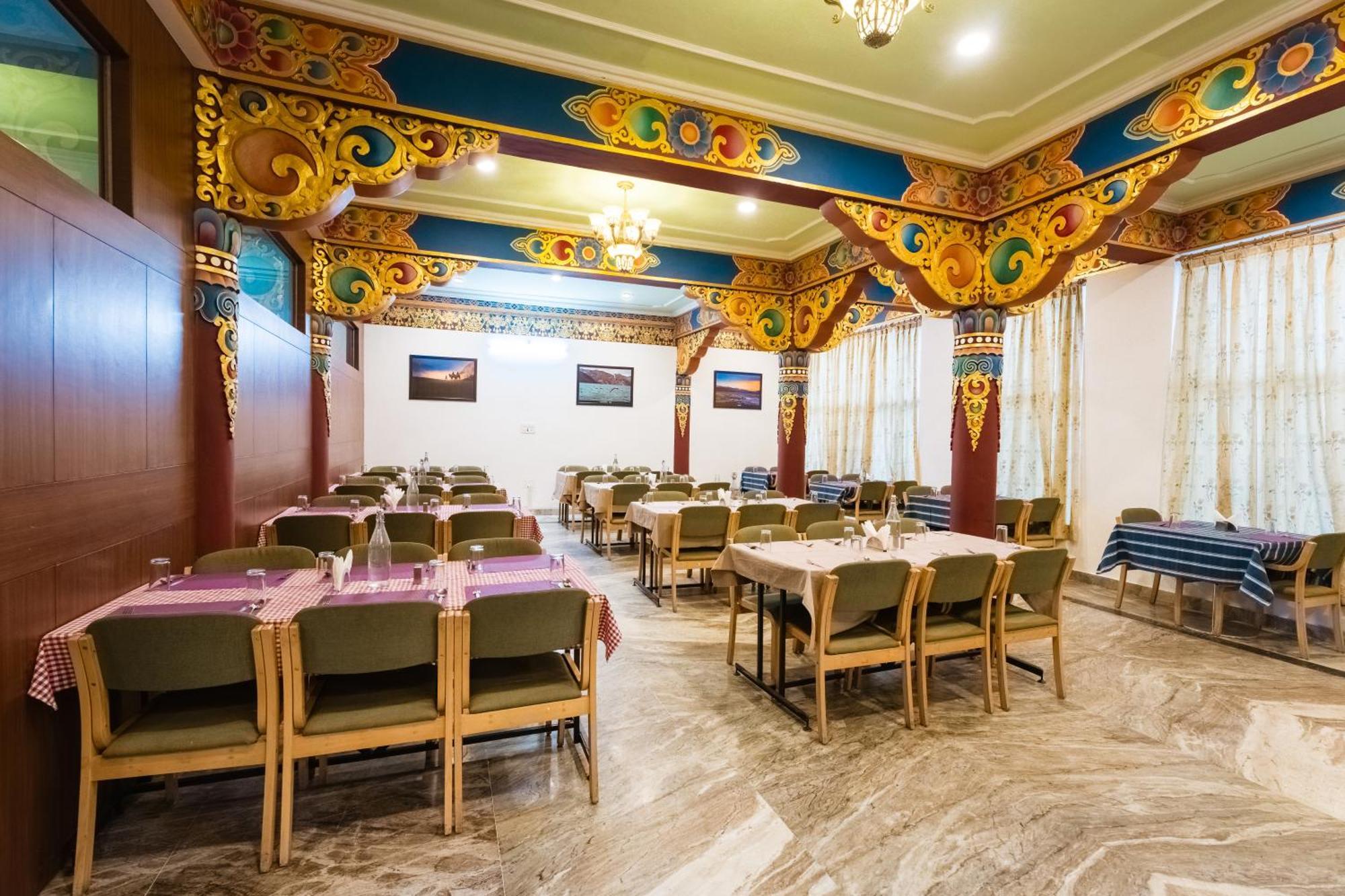 Hotel Gawaling International เลห์ ภายนอก รูปภาพ
