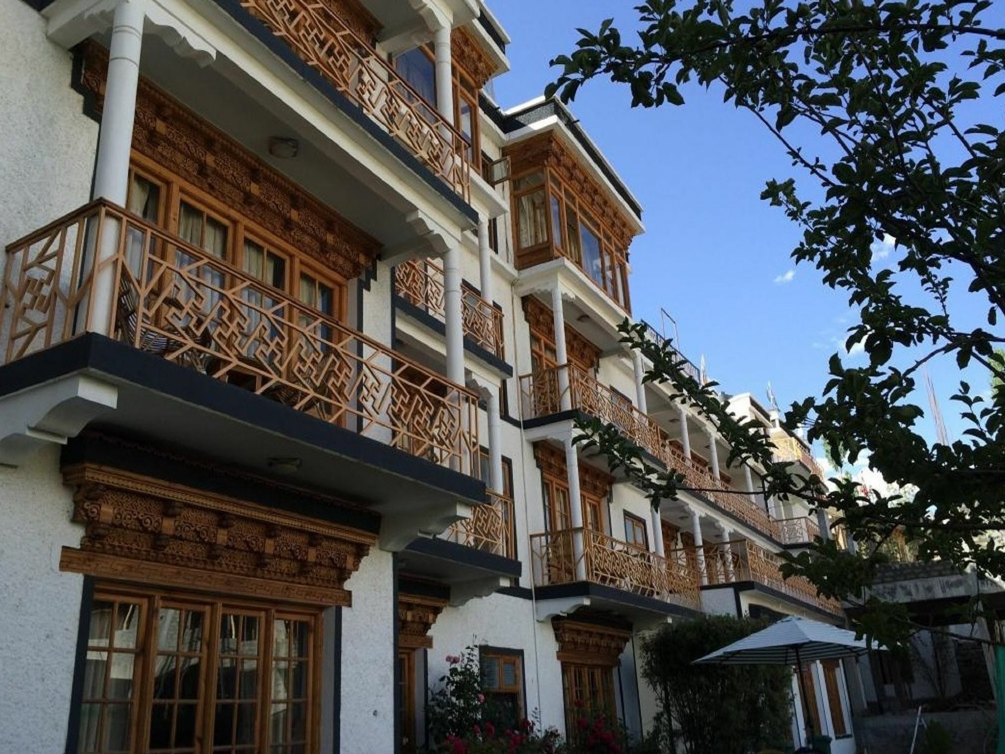 Hotel Gawaling International เลห์ ภายนอก รูปภาพ